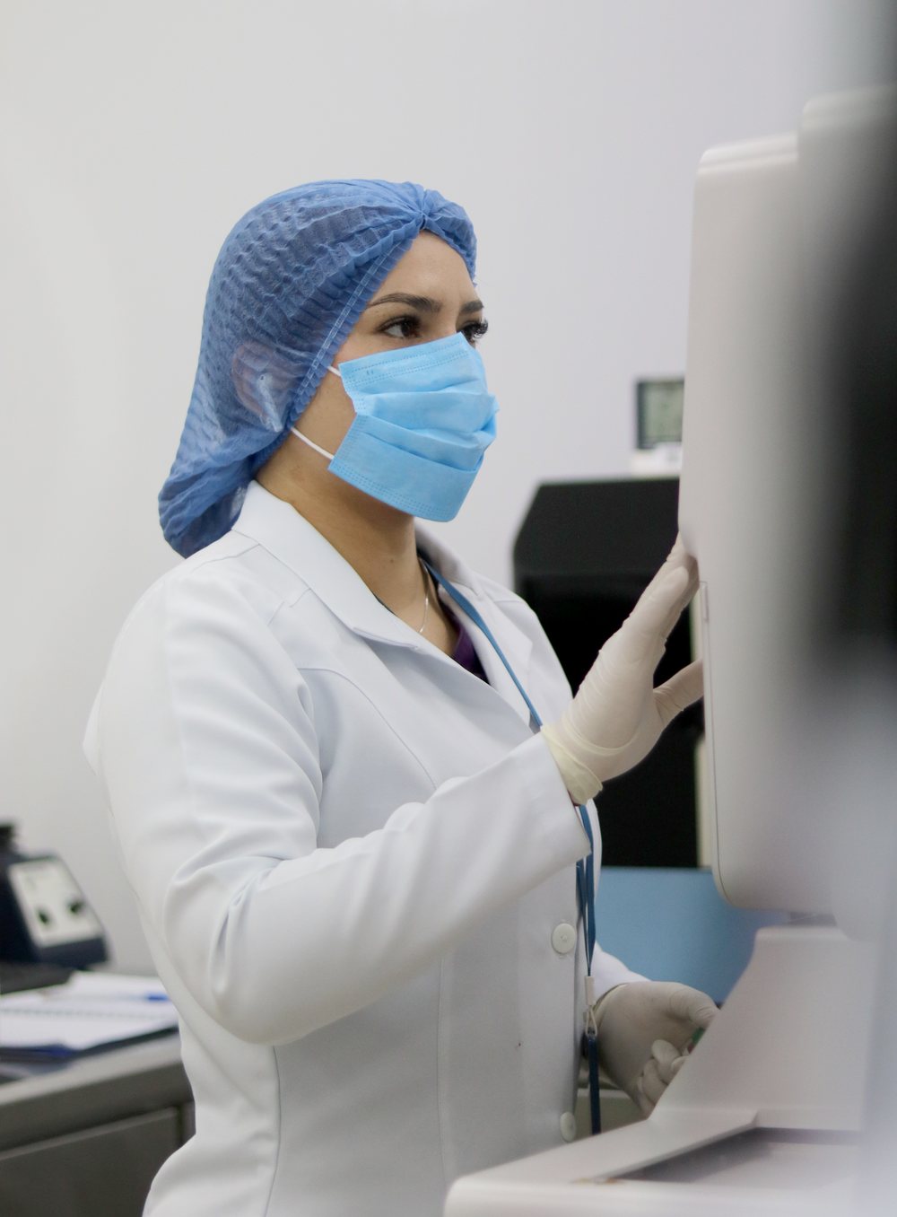 Profesional de laboratorio operando un equipo de análisis