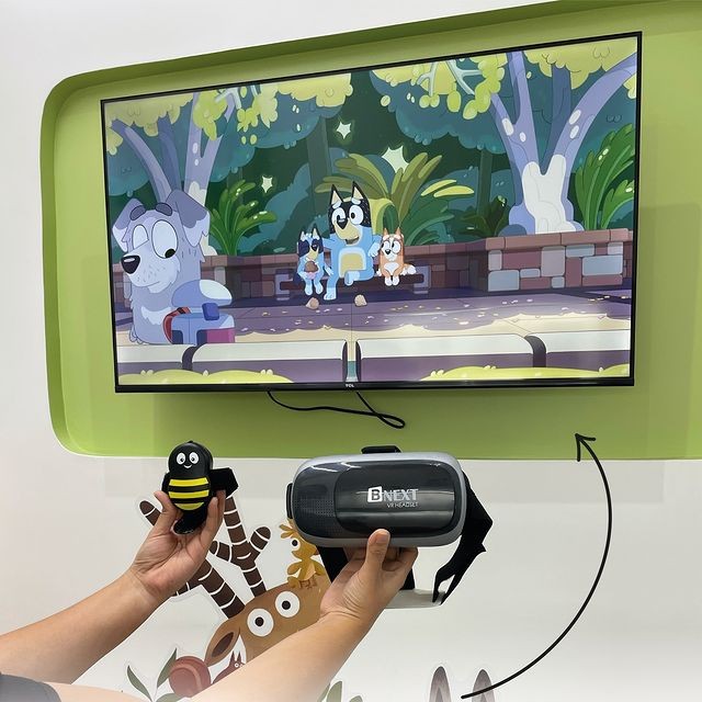 Pantalla interactiva y gafas de realidad virtual como distractores